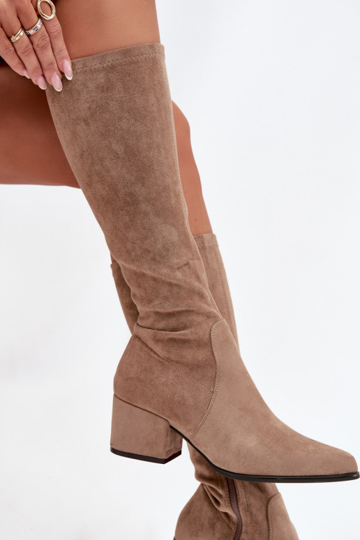 Botas femininas de cano alto com salto baixo em camurça sintética na cor areia Sergio Leone KZ212