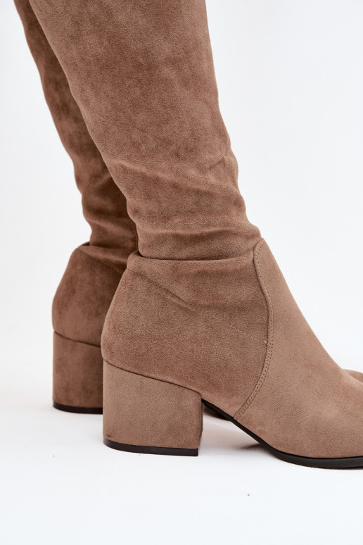 Botas femininas de cano alto com salto baixo em camurça sintética na cor areia Sergio Leone KZ212