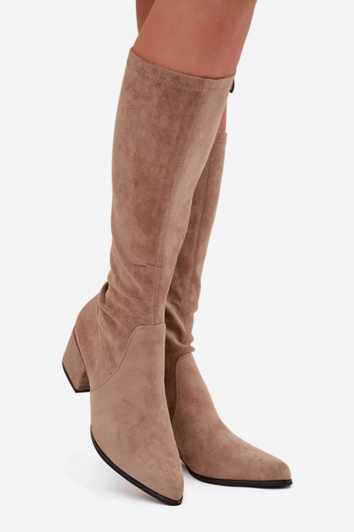 Botas femininas de cano alto com salto baixo em camurça sintética na cor areia Sergio Leone KZ212