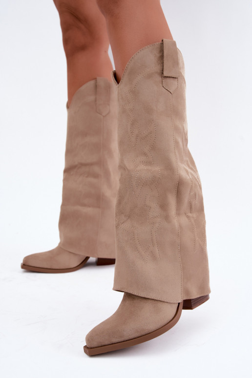 Botas femininas de cano alto estilo cowboy com salto e cano bordado na cor areia Terise