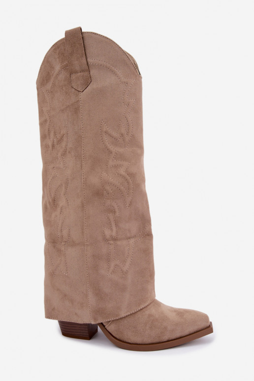 Botas femininas de cano alto estilo cowboy com salto e cano bordado na cor areia Terise