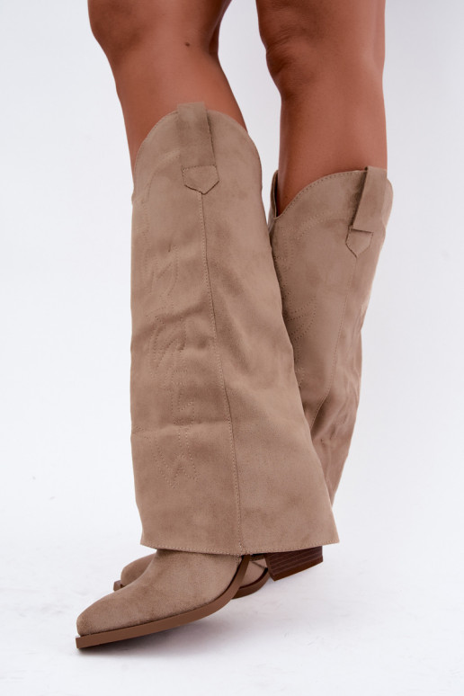 Botas femininas de cano alto estilo cowboy com salto e cano bordado na cor areia Terise