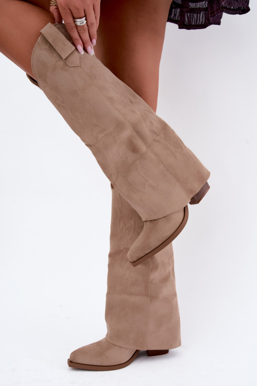 Botas femininas de cano alto estilo cowboy com salto e cano bordado na cor areia Terise