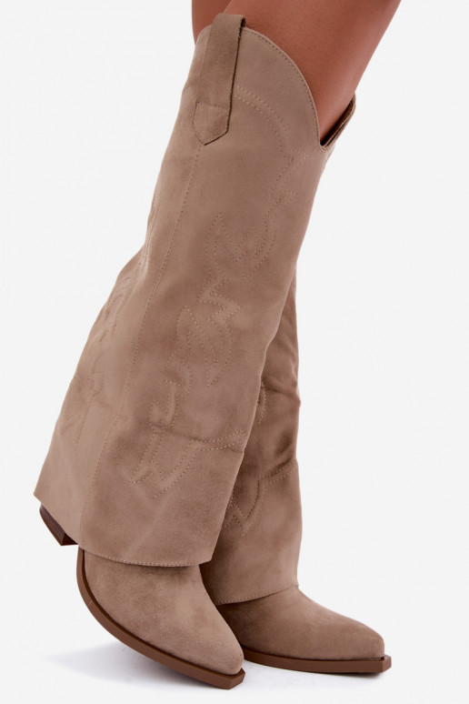 Botas femininas de cano alto estilo cowboy com salto e cano bordado na cor areia Terise