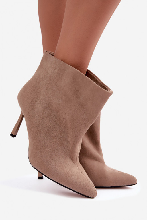 Botins slip-on com saltos finos em cor de areia Kamea