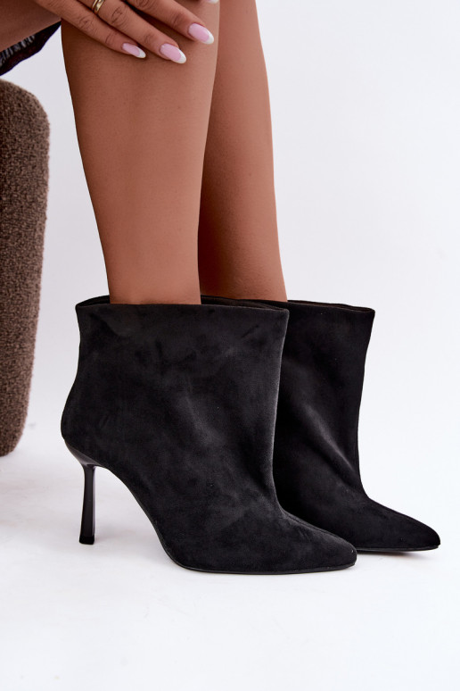 Botins slip-on com saltos finos em preto Kamea