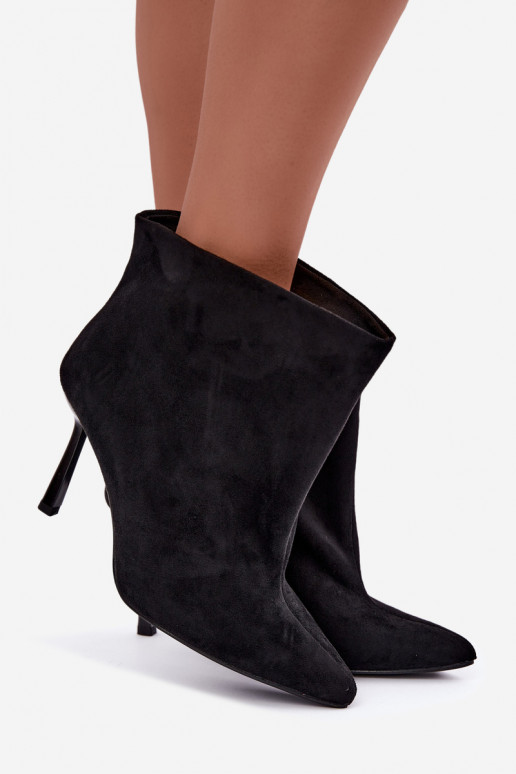 Botins slip-on com saltos finos em preto Kamea