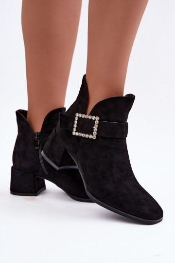 Botins com tiras e fivela decorativa em preto Ameline