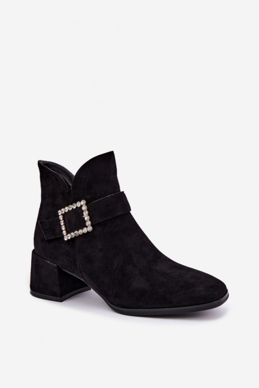 Botins com tiras e fivela decorativa em preto Ameline