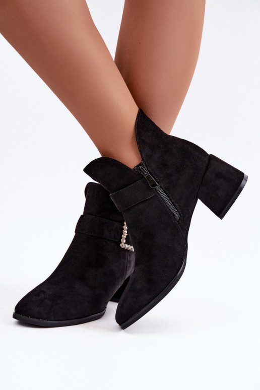 Botins com tiras e fivela decorativa em preto Ameline