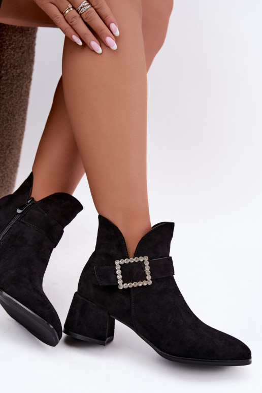 Botins com tiras e fivela decorativa em preto Ameline