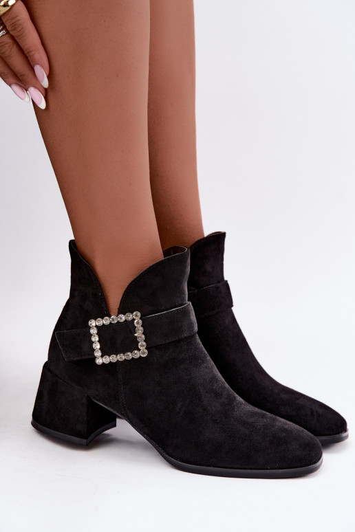 Botins com tiras e fivela decorativa em preto Ameline