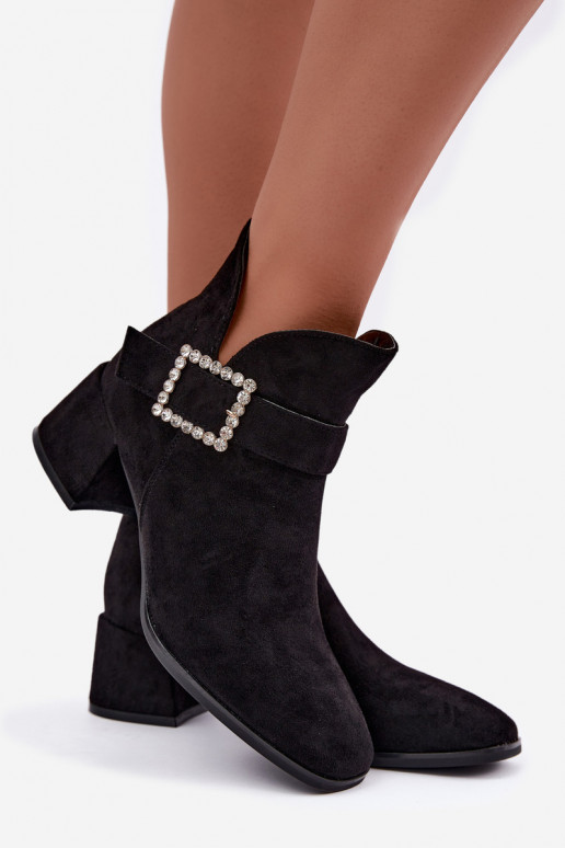 Botins com tiras e fivela decorativa em preto Ameline