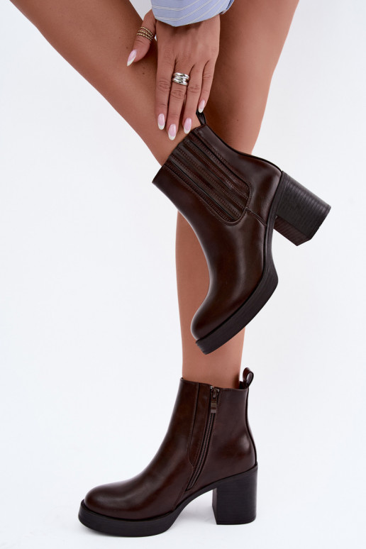 Botins quentes na cor chocolate com salto Gisandra