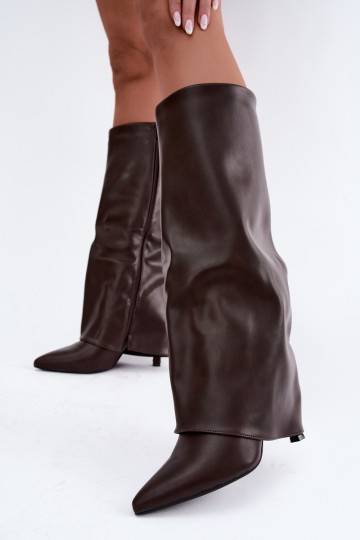 Botas altas forradas com saltos finos e um cano na cor coral