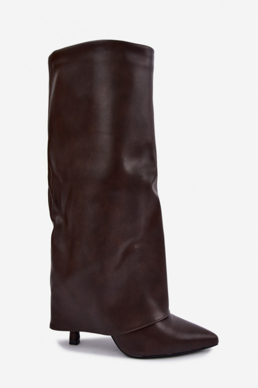 Botas altas forradas com saltos finos e um cano na cor coral
