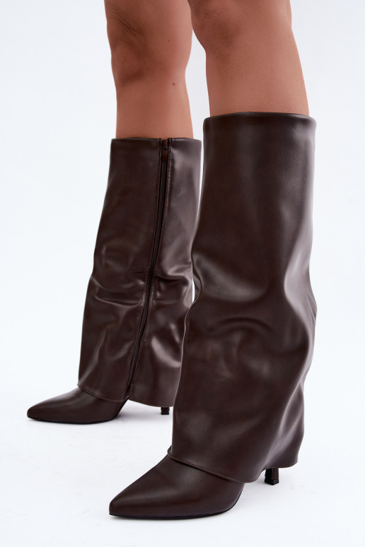 Botas altas forradas com saltos finos e um cano na cor coral