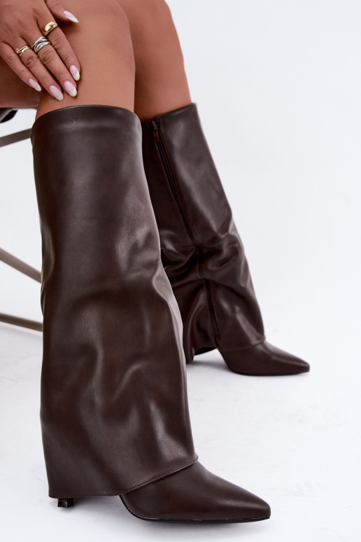 Botas altas forradas com saltos finos e um cano na cor coral