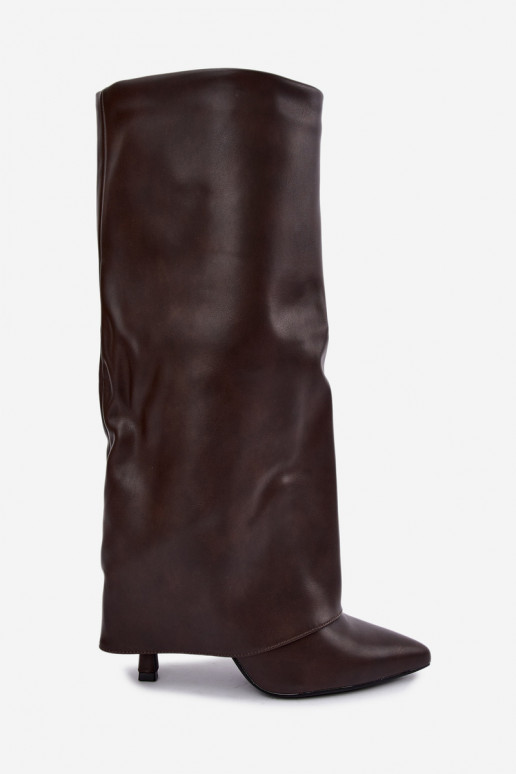 Botas altas forradas com saltos finos e um cano na cor coral