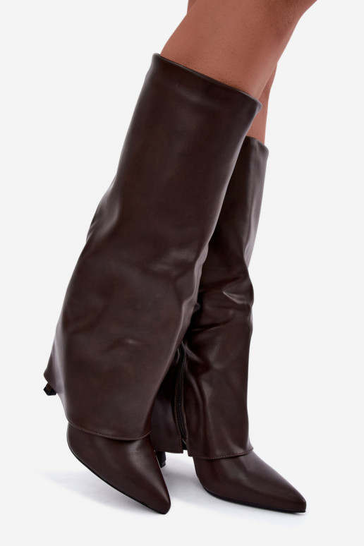 Botas altas forradas com saltos finos e um cano na cor coral