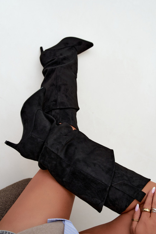 botas altas forradas com babados e saltos finos na cor preta Auretta