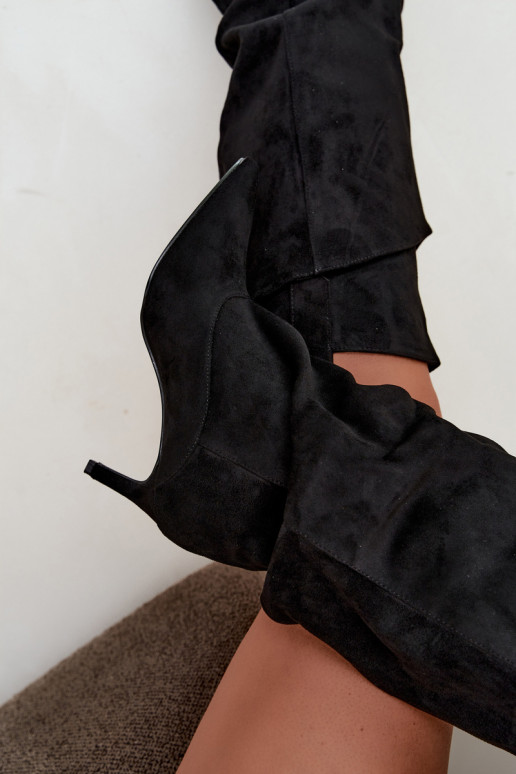 botas altas forradas com babados e saltos finos na cor preta Auretta