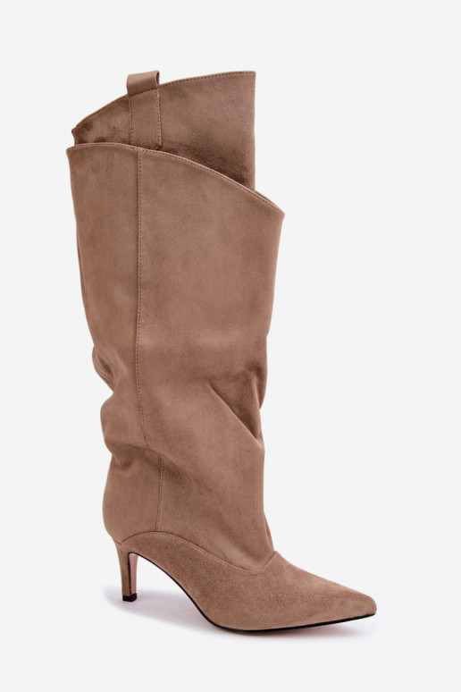 botas altas forradas com babados e saltos finos na cor areia Auretta