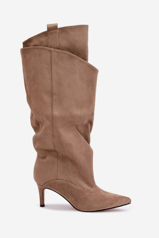 botas altas forradas com babados e saltos finos na cor areia Auretta