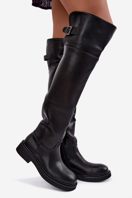 botas altas forradas com salto plano acima do joelho e fivelas na cor preta Bonira