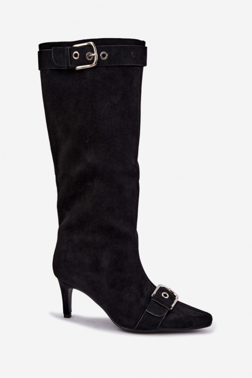 botas altas forradas com saltos finos e fivelas na cor preta Finessia