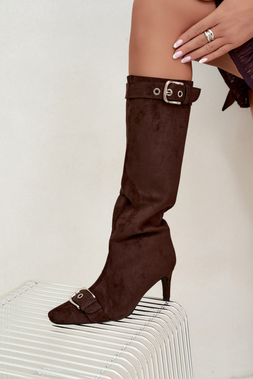 botas altas forradas com saltos finos e fivelas na cor castanha Finessia