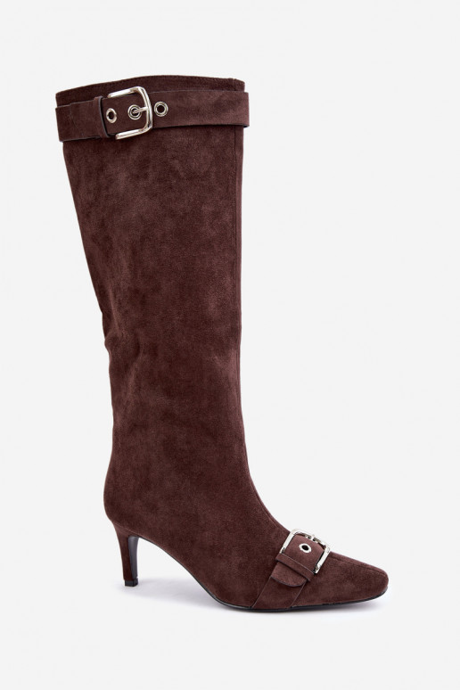 botas altas forradas com saltos finos e fivelas na cor castanha Finessia
