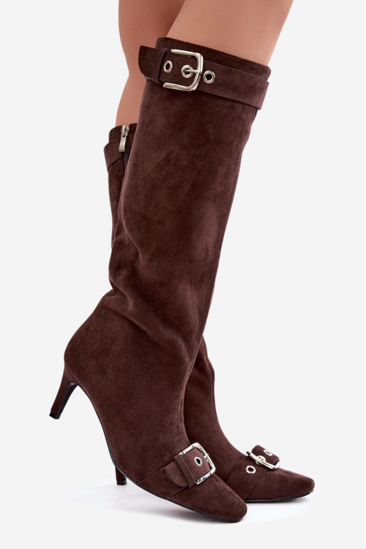 botas altas forradas com saltos finos e fivelas na cor castanha Finessia