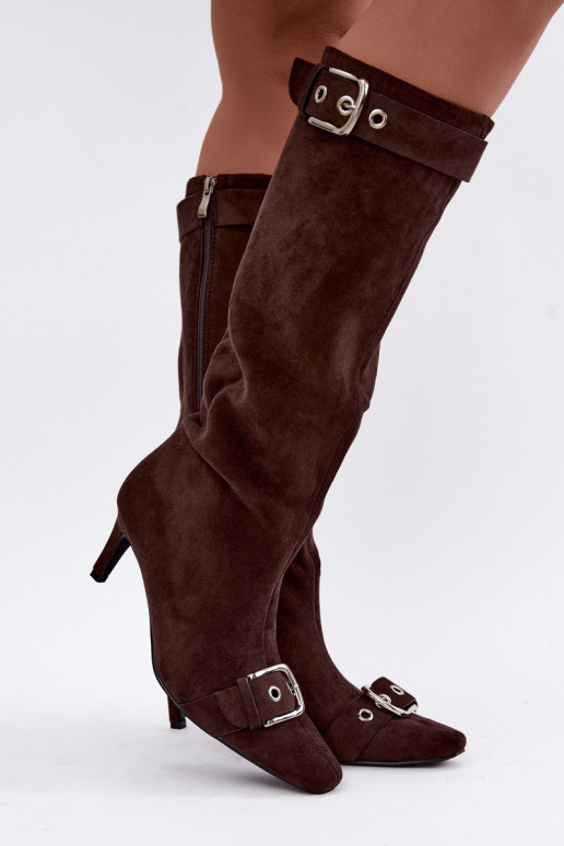 botas altas forradas com saltos finos e fivelas na cor castanha Finessia