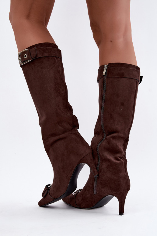 botas altas forradas com saltos finos e fivelas na cor castanha Finessia