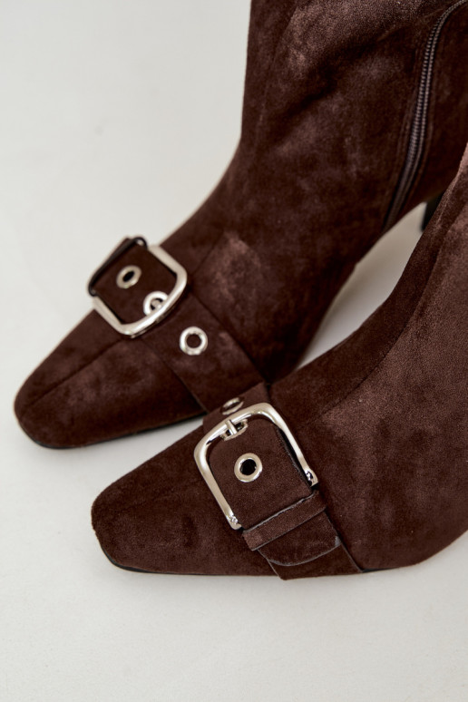 botas altas forradas com saltos finos e fivelas na cor castanha Finessia