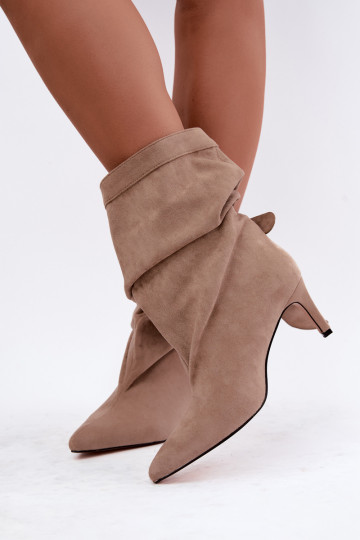 botins slip-on com saltos finos e tiras na cor areia Soreya 2