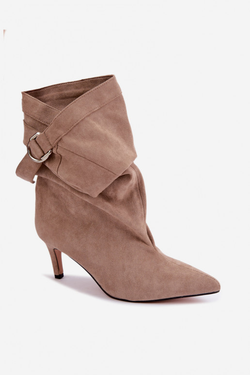 botins slip-on com saltos finos e tiras na cor areia Soreya