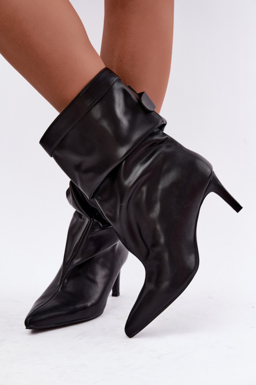 botins slip-on com saltos finos e tiras na cor preta Soreya
