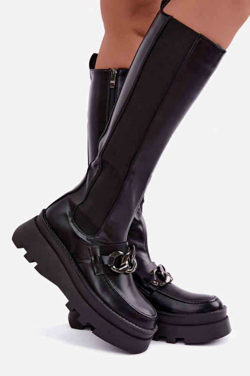 botas altas forradas com plataforma e correntes na cor preta Koraia