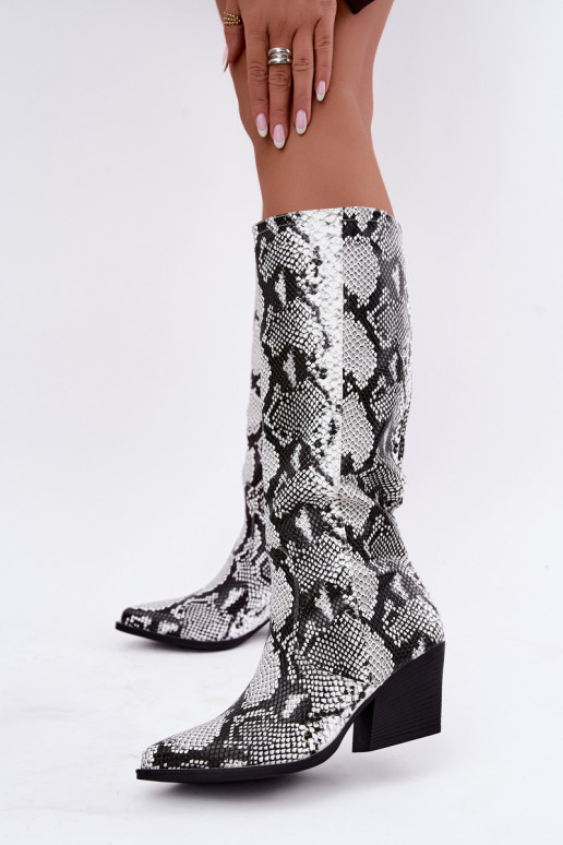 botas altas forradas estilo cowboy com padrões de cobra na cor preta Bellina