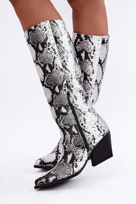 botas altas forradas estilo cowboy com padrões de cobra na cor preta Bellina
