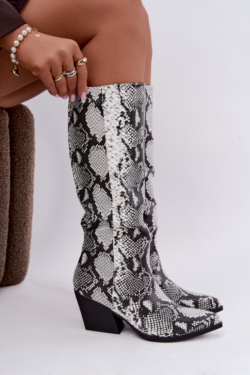 botas altas forradas estilo cowboy com padrões de cobra na cor preta Bellina