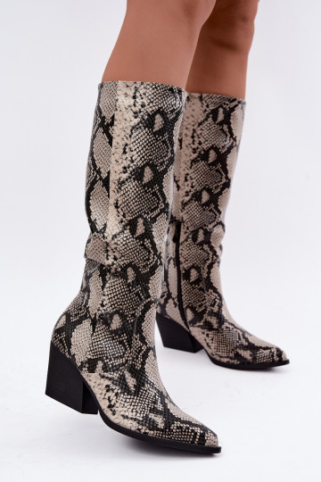 botas altas forradas estilo cowboy com padrões de cobra na cor areia Bellina