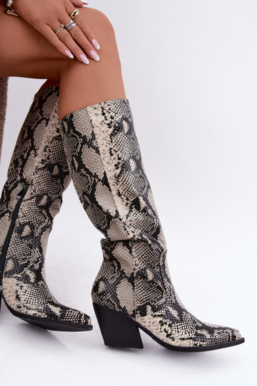 botas altas forradas estilo cowboy com padrões de cobra na cor areia Bellina
