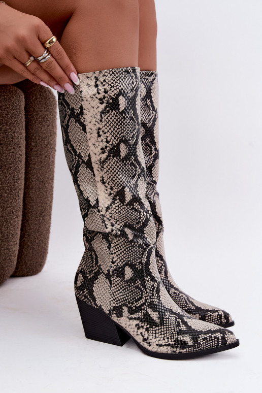 botas altas forradas estilo cowboy com padrões de cobra na cor areia Bellina