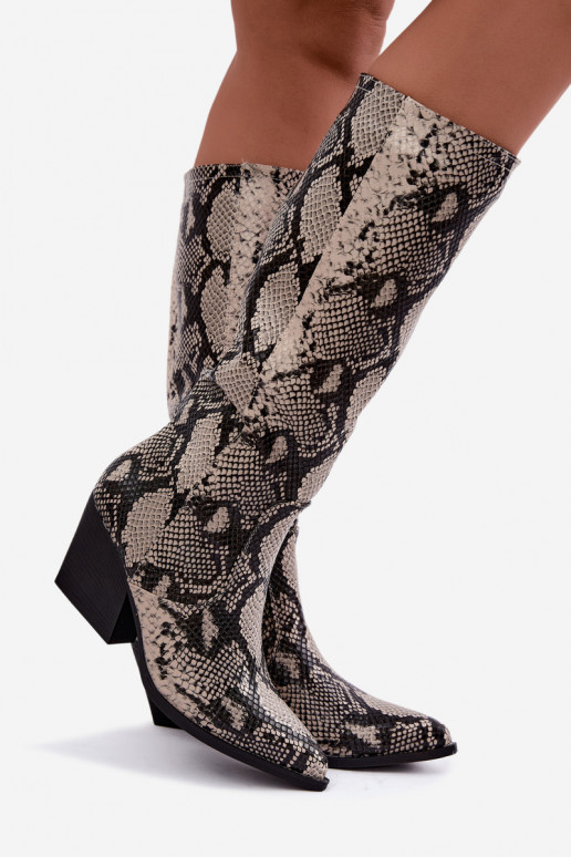 botas altas forradas estilo cowboy com padrões de cobra na cor areia Bellina