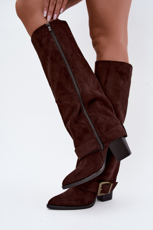 botas altas com salto e fivelas na cor castanha Mirea