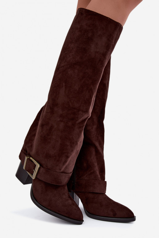 botas altas com salto e fivelas na cor castanha Mirea