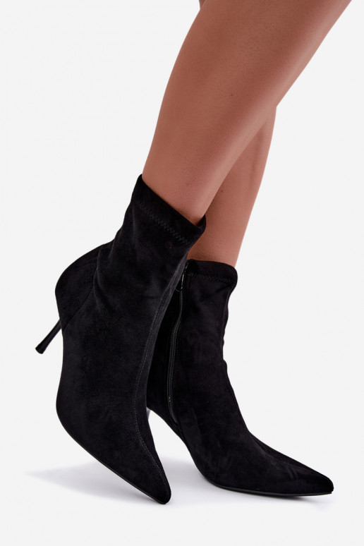 Botins pretos com saltos finos Nireya